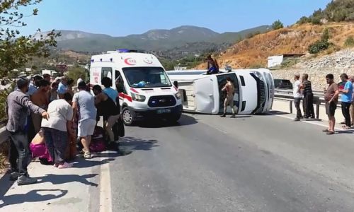 Turistleri taşıyan midibüs devrildi: 7 turist yaralandı