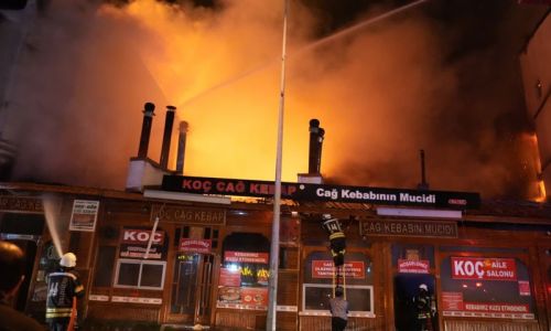 Cağ kebabı dükkanlarında çıkan yangın otele sıçradı