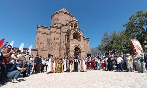 Akdamar Kilisesi'nde Ermeni ayininin bu yıl 13'üncüsü yapıldı
