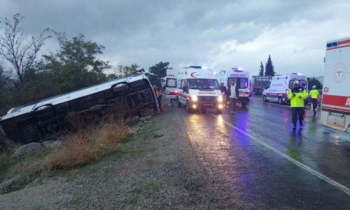 Tur midibüsü şarampole yuvarlandı; 2 kişi öldü 31 kişi de yaralandı