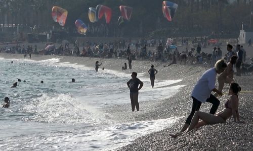 Kasım ayında denize girilen Antalya'da Konyaaltı sahili ziyaretçi akınına uğradı