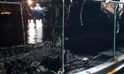 Antalya'da düşen yıldırım 3 tekneyi küle çevirdi