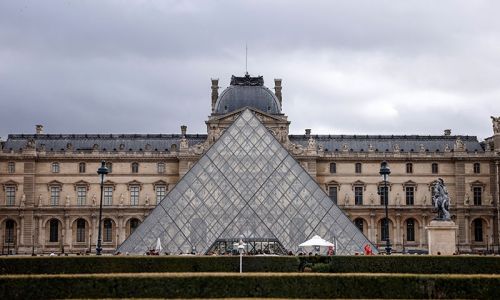 Louvre Müzesi’nde su sızıntısı: Yaklaşık 400 nadir kitap hasar gördü