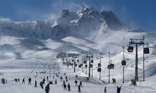 Erciyes'te hafta sonu pistler kayak severlerle doldu