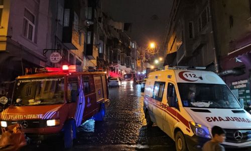 Otelde yangın paniği: Mahsur kalan 3 kişi ve bir köpek kurtarıldı