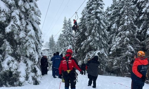 Uludağ'da telesiyej arızası: 52 tatilci kurtarıldı, 8 kişiyi kurtarma çalışması sürüyor