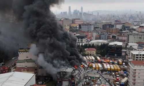 Fabrikada yangın çıktı, yanındaki otel tahliye edildi