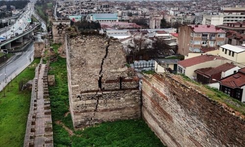  İstanbul'un tarihi surları yıkılma tehlikesiyle karşı karşıya