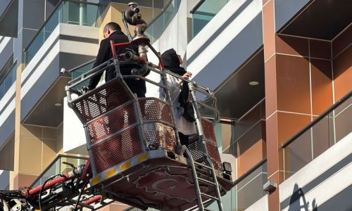 Otel yangınında mahsur kalan 8 kişi kurtarıldı