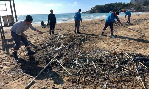 Fırtına sonrası plajlarda temizlik yapıldı