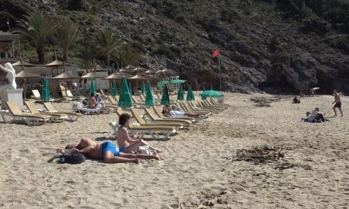 Alanya'da şubat ortasında deniz keyfi yaşanıyor