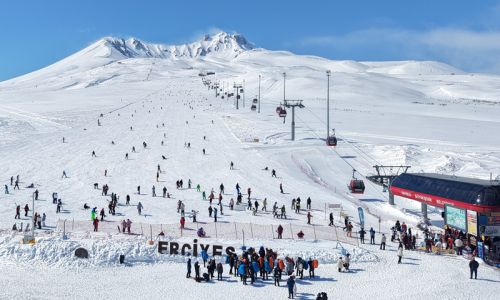 Erciyes'te hafta sonu pistler yine kayakseverlerle doldu