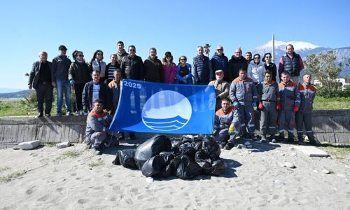 Kemer’de sahili temizlediler