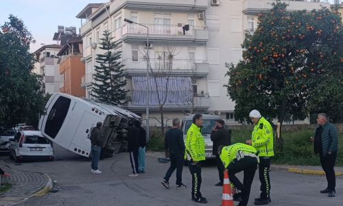 Kaza yapan otel servisi, park halindeki araçların üzerine devrildi