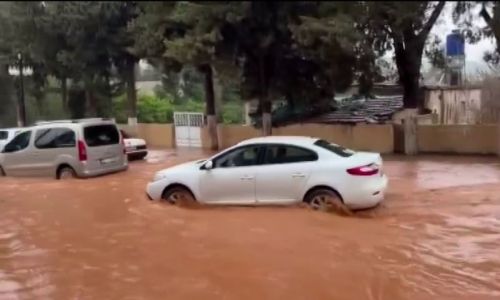 Otelin oto parkını su bastı