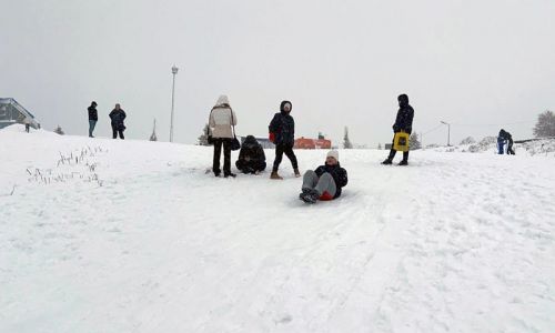 Kar yağışıyla günübirlikçiler zirveye akın etti