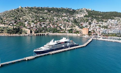 Alanya'ya Fransız bayraklı kruvaziyer demir attı