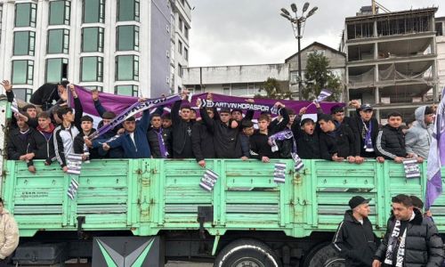 Taraftarlar kamyon kasasında maça gitti