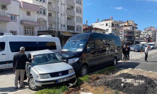 Tur minibüsü ile otomobil çarpıştı: 2 yaralı