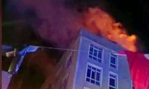 Otel yangınında mahsur kalan iki kişi kurtarıldı