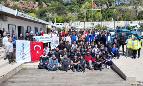 Konyaaltı Sahili’nde deniz dibi ve kıyı temizliği yapıldı