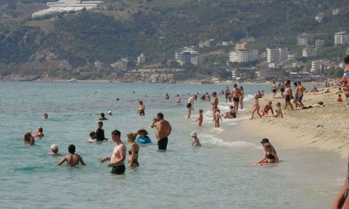  Hava sıcaklığının 24 dereceye yükseldiği Alanya'da sahiller doldu
