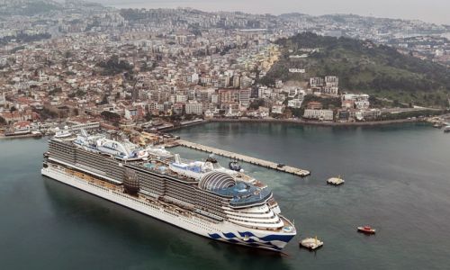  Kuşadası'na 2 kruvaziyer 5 bin 297 turist getirdi