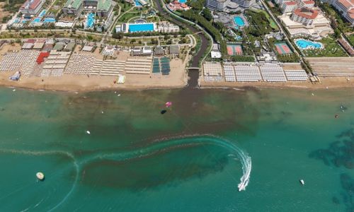 Manavgat'ta turistler sahili boşalttı