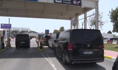 VIP araçlarla Antalya havalimanına girip eylem yaptılar