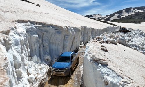  Antalya'da 6 metrelik kar altında mücadele sürüyor
