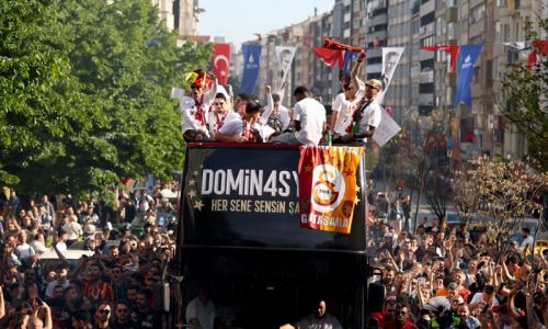Şampiyon Galatasaray üstü açık otobüsle şehir turu attı