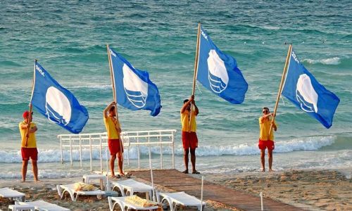 Çeşme'de 13 plaj ve 2 marinada Mavi Bayrak dalgalanacak