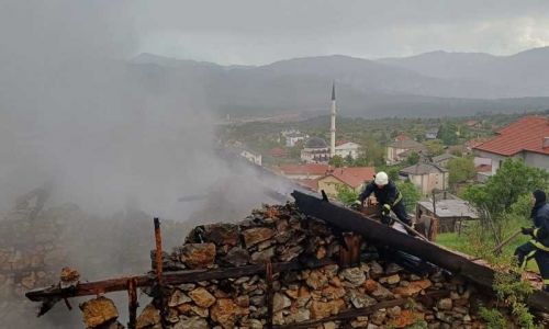 Antalya'da 110 yıllık düğmeli ev yangında küle döndü
