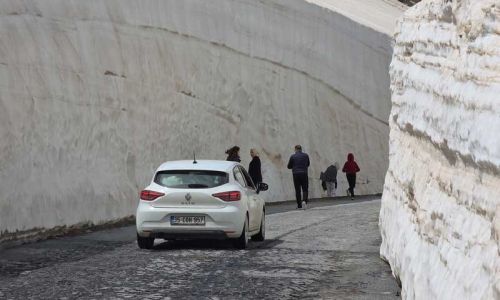 Nemrut'taki 10 metrelik kar tünellerine yoğun ilgi