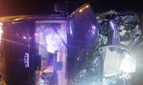 Tur minibüsü otomobille çarpıştı. 1 kişi öldü 10 kidi de yaralandı