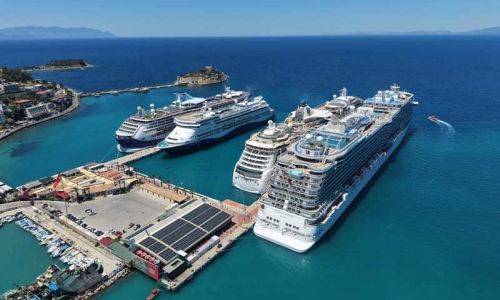  Kuşadası’na 4 kruvaziyer ile 9 bin turist geldi