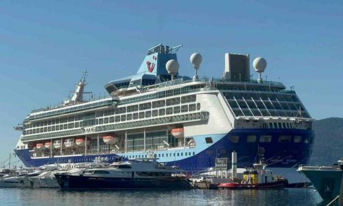 Dev gemi 2 bin 500 yolcusu ile Marmaris Limanı’na demirledi
