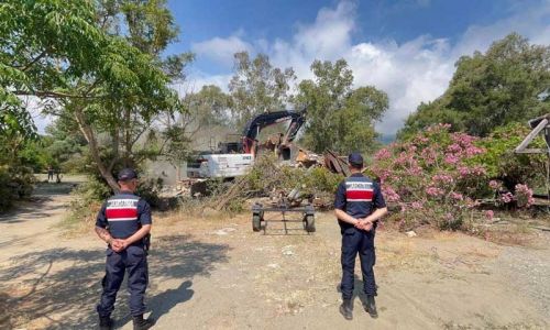 Kemer'de kaçak bungalov yapılar yıkıldı