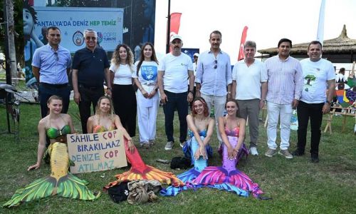 Antalya'da ‘deniz kızları' eşliğinde dip temizliği yapıldı