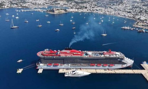 Dev kruvaziyer Scarlet Lady Bodrum’a yanaştı