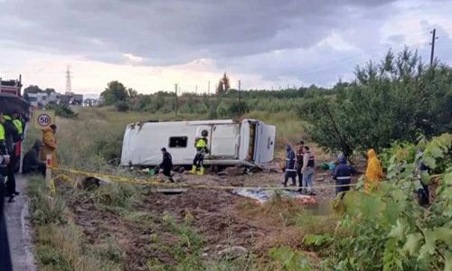 Tur minibüsi devrildi 5 kişi öldü
