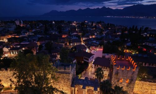 Kaleiçi'ne açılan simge kapı ile bağlı olduğu kule ve surlar ışıklandırıldı