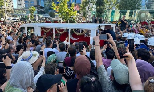 Usta oyuncu Kadir İnanır son yolculuğuna uğurlandı