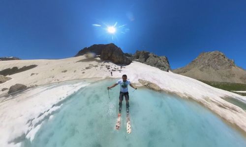 Temmuz ayında donmuş gölün üzerinde kayak