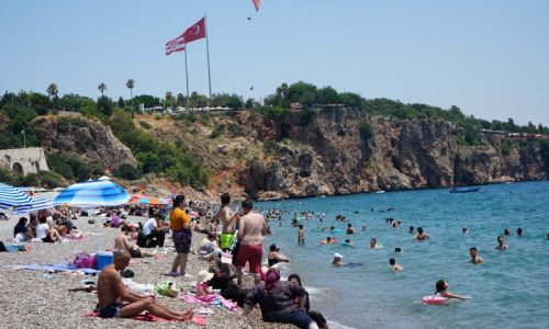 Antalya'da termometreler 38 dereceyi gösterdi, sahiller doldu
