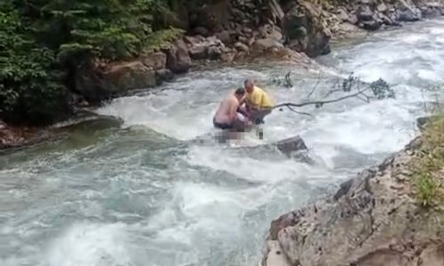 Dereye düşen turstin cansız bedenine ulaşıldı, arkadaşı kurtarıldı
