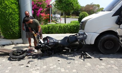 Tur midibüsüyle çarpışan motosiklettekiler yola savruldu