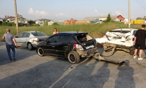 Antalya'da 4 araçlı zincirleme kaza: 6'sı turist 7 kişi yaralandı