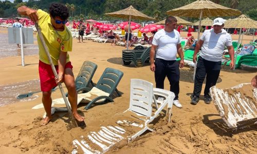 Alanya'da dev dalgalar otelin şezlonglarını kuma gömdü