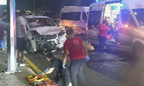 Antalya'da otomobil ile VIP araç çarpıştı: 8'i turist 10 kişi yaralandı